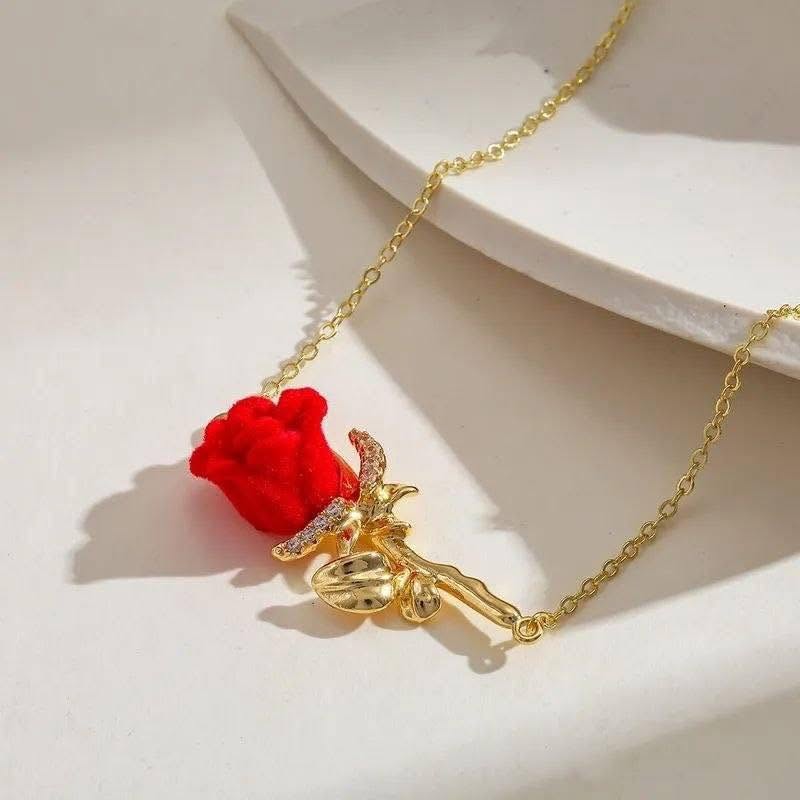Le collier rose qui attire tous les regards à Kinshasa