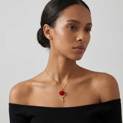 Le collier rose qui attire tous les regards à Kinshasa